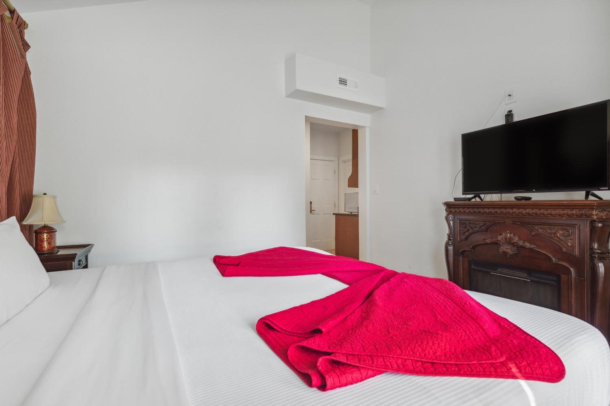 The Columbia Inn At Peralynna Buitenkant foto