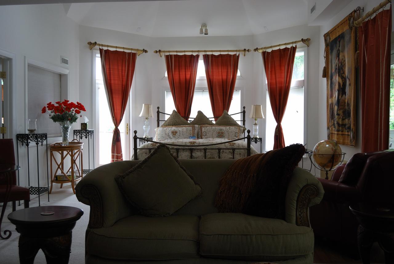 The Columbia Inn At Peralynna Buitenkant foto