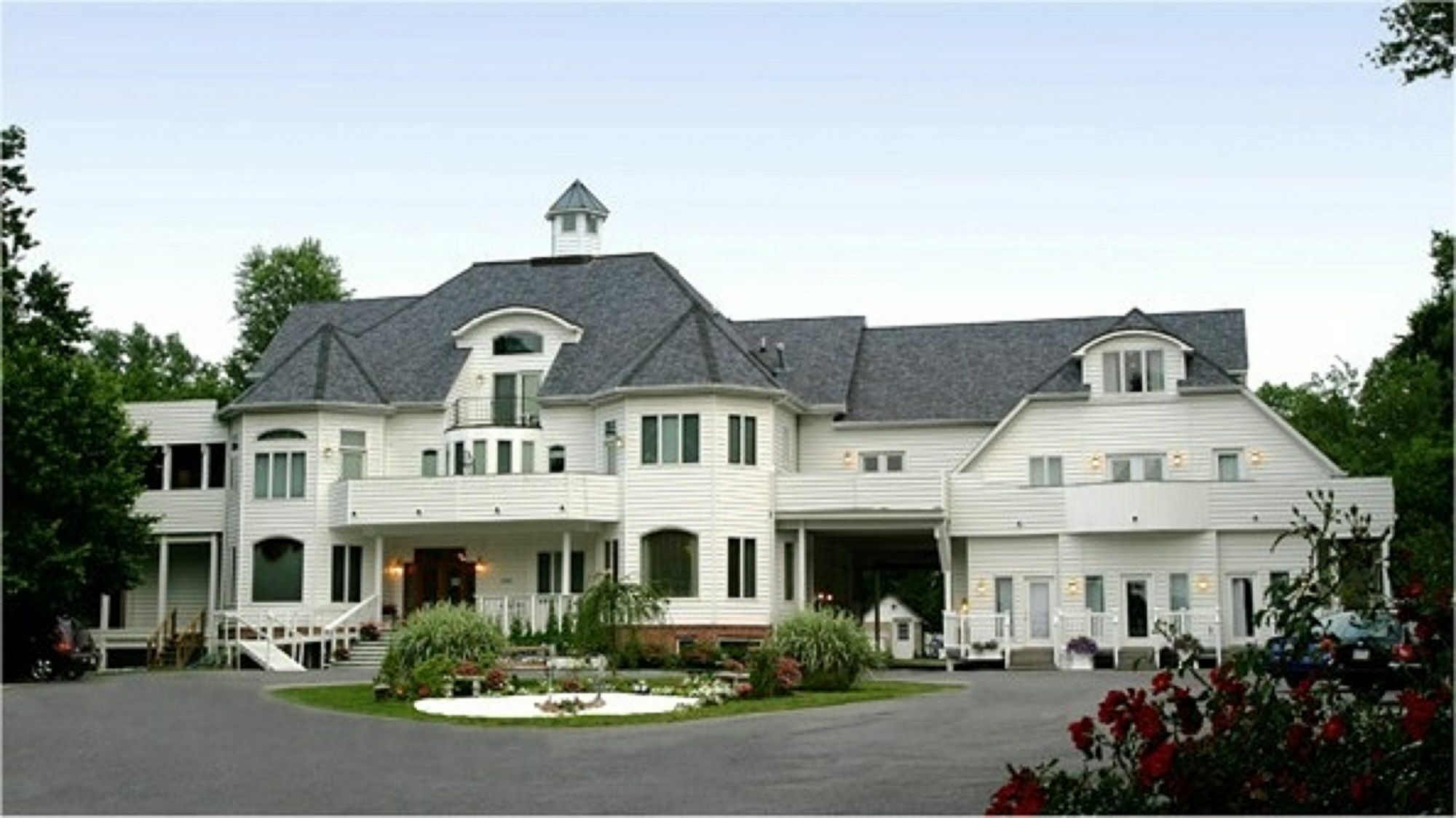 The Columbia Inn At Peralynna Buitenkant foto